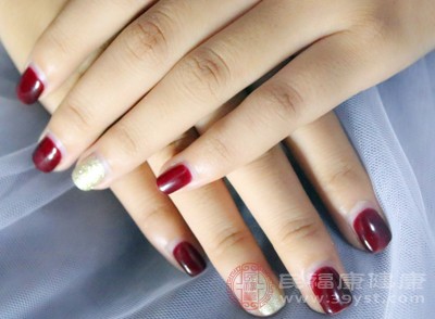 對(duì)于孕婦而言，指甲油中的有害化學(xué)物質(zhì)可能通過(guò)皮膚吸收進(jìn)入體內(nèi)，進(jìn)而影響胎兒的正常發(fā)育