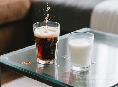 牛奶中的蛋白質(zhì)因酸性環(huán)境發(fā)生凝結(jié)，會(huì)影響其在腸道內(nèi)正常的消化吸收過程