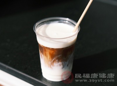 當(dāng)大量將可樂和牛奶混合飲用時(shí)，問題就會(huì)凸顯