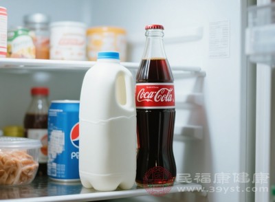 長(zhǎng)期將可樂和牛奶混合飲用，對(duì)身體健康的危害不容小覷