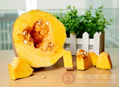 南瓜是養(yǎng)護脾胃的優(yōu)質(zhì)選擇，其性溫味甘，入脾、胃經(jīng)