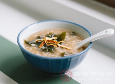 乳房有結(jié)節(jié)、平時(shí)易腹脹、消化功能較弱者，每周吃3-4次，早餐或晚餐食用均可，甲狀腺功能亢進(jìn)者慎用(海帶含碘)