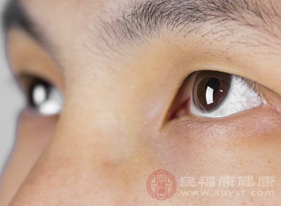 高度近視會(huì)加速晶狀體混濁，比普通人早5-10年出現(xiàn)白內(nèi)障，且術(shù)后視力恢復(fù)效果較差，易殘留屈光不正