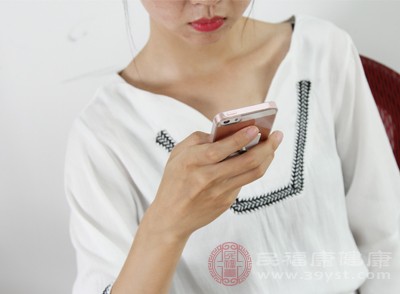 使用電子產(chǎn)品時遵循“20-20-20”原則(每20分鐘看20英尺外物體20秒)