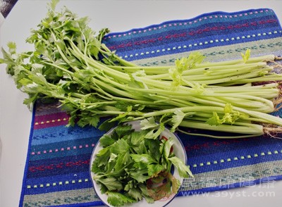 飲食少鹽少糖，多吃芹菜、木耳等護心食物