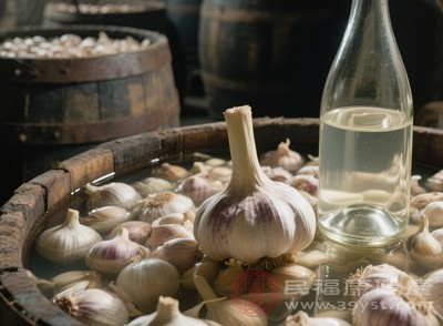 當大蒜泡入白酒后，這種刺激作用與白酒促進消化液分泌的效果相結(jié)合，能夠有效改善食欲