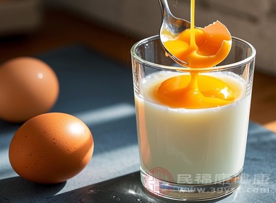 牛奶中的乳清蛋白和雞蛋中的卵清蛋白均屬于優(yōu)質(zhì)蛋白質(zhì)，氨基酸組成合理，一起食用能為人體提供種類更齊全、配比更科學(xué)的必需氨基酸