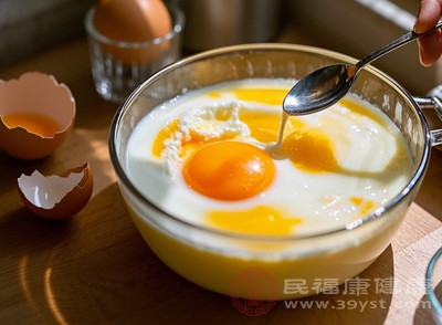 雞蛋中的蛋白質(zhì)在高溫作用下結(jié)構(gòu)緊密，消化吸收相對(duì)緩慢，與牛奶一同食用時(shí)，腸胃需要分泌更多消化酶來(lái)分解它們