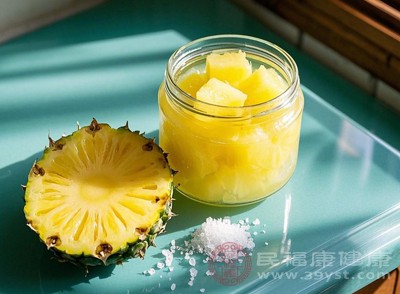 經(jīng)過鹽水浸泡的菠蘿，吃起來更加干凈衛(wèi)生，讓我們在享受美味的同時(shí)，也能吃得安心、放心，為我們的健康筑起一道防線