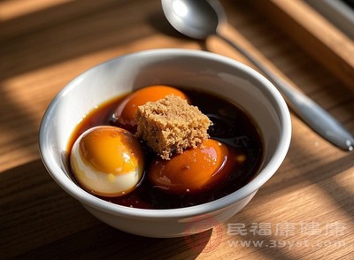 紅糖煮蛋中的紅糖能夠疏通經(jīng)絡(luò)，讓氣血運行更加順暢，從而減輕子宮收縮帶來的疼痛