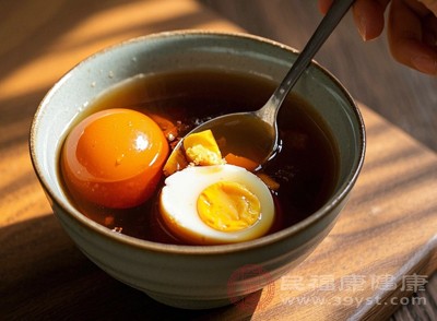 紅糖煮蛋更是不可或缺的滋補佳品，它既能幫助身體快速恢復(fù)元氣，又能促進乳汁分泌，為寶寶提供充足的營養(yǎng)