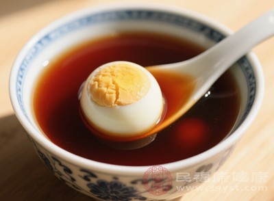 紅糖煮蛋中的紅糖含有多種微量元素，如鎂元素，鎂具有調(diào)節(jié)神經(jīng)系統(tǒng)的作用，能夠緩解緊張情緒，幫助放松身心