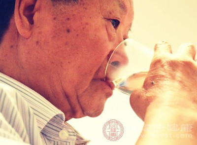 喝水有助于維持正常的血壓和血脂水平