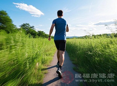 在行走過程中，身體微微出汗，濕氣會隨著汗液排出體外