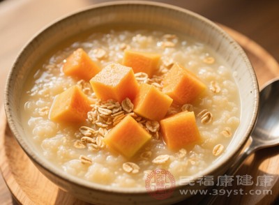 將早餐的白米粥換成燕麥粥，午餐搭配一份清炒時蔬，晚餐以清蒸魚和涼拌菠菜為主，既能保證營養(yǎng)均衡，又能有效控制熱量