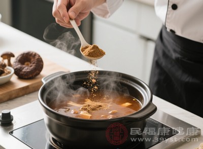 靈芝粉燉豬肉湯不僅味道醇厚，還具有補虛強身的功效，特別適合體質(zhì)虛弱、需要調(diào)養(yǎng)身體的人食用