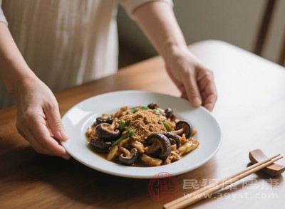 靈芝粉的加入不僅為菜肴增添了獨(dú)特的風(fēng)味，還提升了其營養(yǎng)價(jià)值