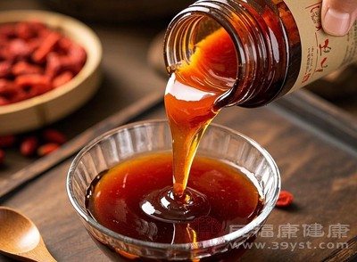 每天飲用適量的秋梨膏，可以有效減輕咳嗽癥狀，保持呼吸道的濕潤與通暢