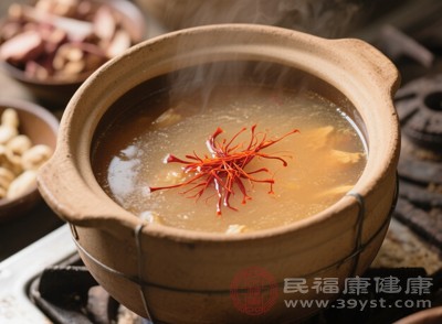 藏紅花煲湯能將其營養(yǎng)與湯的鮮美完美融合，是一道不可多得的營養(yǎng)盛宴