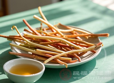 魚腥草性寒涼，味辛，歸肺經(jīng)，具有清熱解毒、消癰排膿、利尿通淋的功效