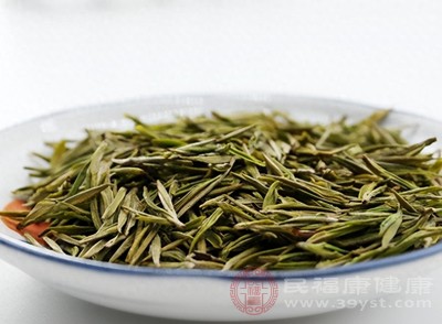 茶葉中含有鞣酸、咖啡因等成分，與魚腥草搭配，可能會影響藥效吸收