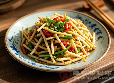 魚(yú)腥草的寒涼屬性可能影響胎兒發(fā)育或通過(guò)乳汁影響嬰兒，食用前需咨詢醫(yī)生