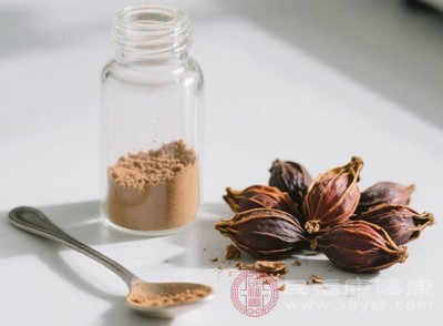 梔子苦寒，能入血分，具有涼血止血的功效