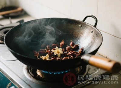 梔子中的提取物具有一定的降壓作用，其機(jī)制可能與擴(kuò)張血管、降低外周血管阻力有關(guān)