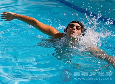 游泳是對(duì)關(guān)節(jié)壓力最小的運(yùn)動(dòng)，尤其適合膝蓋不好的人