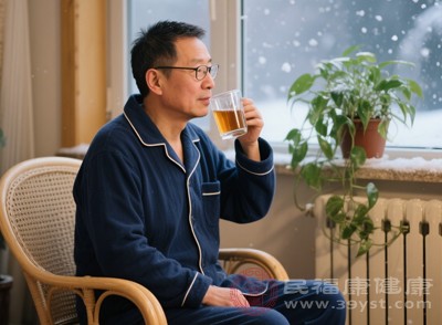 對(duì)于一些腸胃功能較弱的人來(lái)說(shuō)，清晨起床后空腹喝一杯溫?zé)崴?，就像是給腸胃做了一次溫柔的“喚醒操”