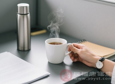 研究表明，每天飲用足夠的熱水，能使身體的代謝效率提高約30%