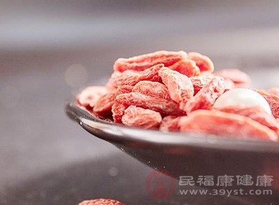 枸杞中含有一定量的膳食纖維，適量攝入有助于促進(jìn)腸道蠕動(dòng)，但過(guò)量食用會(huì)增加腸胃負(fù)擔(dān)