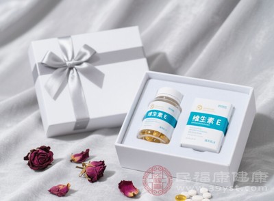 長(zhǎng)期大量服用維生素E(每日劑量超過(guò)400毫克)，可能會(huì)引發(fā)一系列不良反應(yīng)
