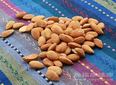富含維生素E的食物有很多，如堅(jiān)果類(lèi)(杏仁、核桃、榛子)