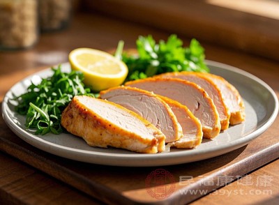 每100克雞胸肉僅含118大卡熱量，卻有23.3克蛋白質(zhì)，堪稱“低脂高蛋白”的典范