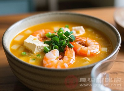 蝦仁豆腐湯清淡鮮美，熱量約150大卡，低脂高蛋白，還能補(bǔ)充鈣質(zhì)
