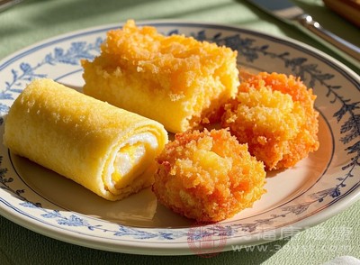 孕期不少家庭認(rèn)為要“大補(bǔ)”，讓孕婦大量攝入肥肉、油炸食品、甜品等