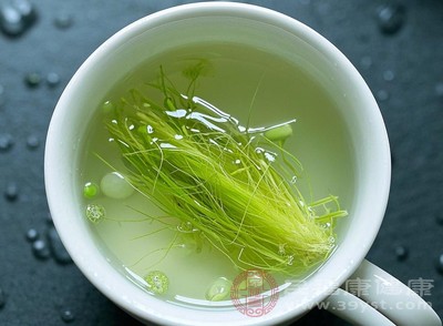玉米須中含有黃酮類、多糖、皂苷等成分，這些成分能夠擴(kuò)張腎血管，增加腎小球的濾過率，促進(jìn)尿液生成，從而發(fā)揮利水降壓的作用