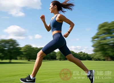 空腹進(jìn)行有氧運(yùn)動(dòng)，如跑步，能夠在一定程度上增加脂肪的氧化分解，對(duì)于想要減肥的人群具有一定吸引力