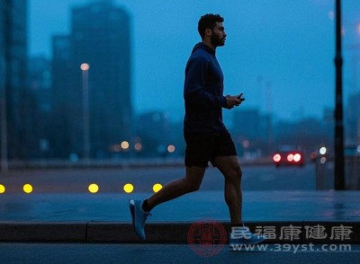 晚上跑步可以幫助釋放一天積累的壓力和疲勞，使身心得到放松