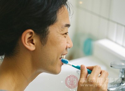吃完水果后記得刷牙，避免水果中的糖分腐蝕牙齒