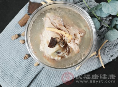 濃肉湯看似營養(yǎng)豐富，實則是“嘌呤炸彈”