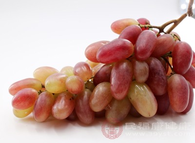 葡萄中含有豐富的酒石酸，能與酒精中的乙醇相互作用形成酯類物質(zhì)，降低體內(nèi)酒精濃度，起到解酒的效果