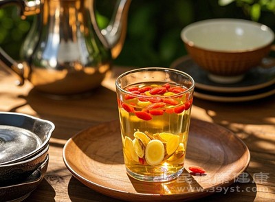 黃芪是補(bǔ)氣的要藥，能補(bǔ)充人體的元?dú)?，增?qiáng)脾胃功能，促進(jìn)氣血生化；枸杞則具有滋補(bǔ)肝腎、養(yǎng)血的作用
