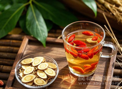 黃芪枸杞飲用后，身體得到滋養(yǎng)，氣血運行順暢，神經系統(tǒng)功能也會逐漸恢復正常，從而使人更容易入睡，睡眠更加深沉、安穩(wěn)