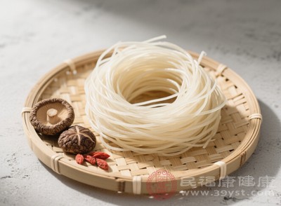 胰島素敏感性差的人，碳水化合物代謝緩慢，食用粉絲后，血糖波動大，多余糖分易轉(zhuǎn)化為脂肪儲存，增加長胖風(fēng)險