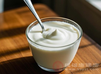 晨練前的食物應以易消化、低脂肪、適量碳水化合物為主。比如，可以選擇燕麥片、全麥面包、香蕉、酸奶等