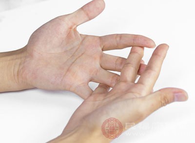 多發(fā)生在手指、手背、足緣等易摩擦的部位，有時(shí)也可出現(xiàn)在身體的其他部位