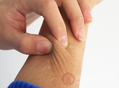 不要隨意搔抓、摳挖或使用偏方治療，以免導(dǎo)致疣體擴(kuò)散、感染，加重病情