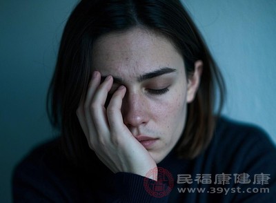 長(zhǎng)期處于焦慮、抑郁、壓力過(guò)大的狀態(tài)，會(huì)通過(guò)神經(jīng)-內(nèi)分泌系統(tǒng)影響胃腸功能和味覺(jué)感知，導(dǎo)致食欲下降、嘴里沒(méi)味